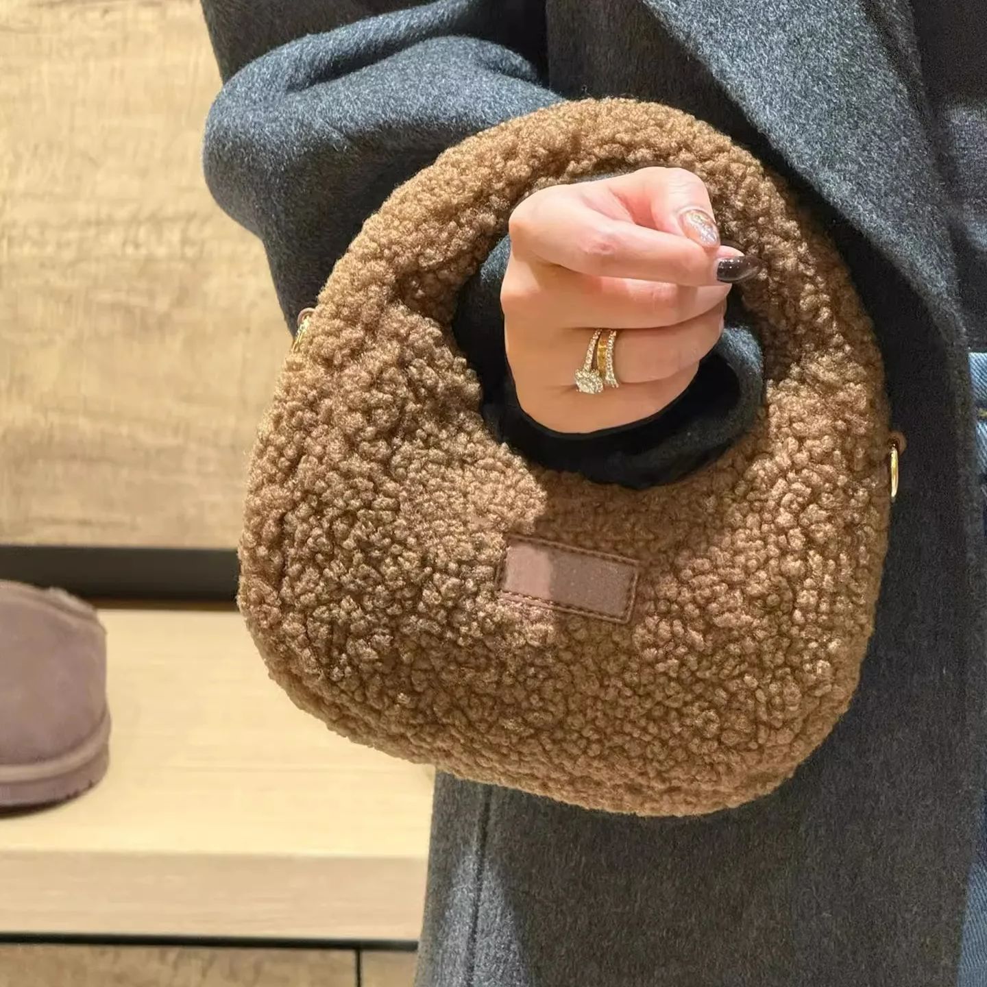 Half Moon Design Lamb Wool Han - Half Moon Bag Suede recension och pris