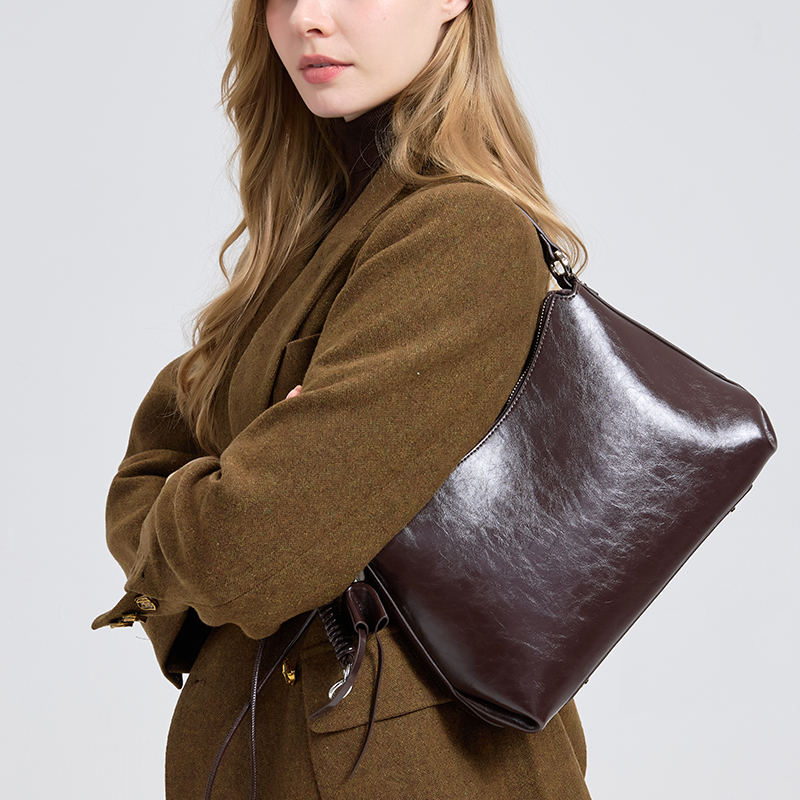 Retro Frosted Genuine Leather  - Half Moon Bag Suede recension och pris
